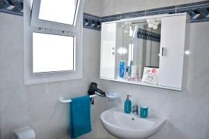 łazienka z umywalką i lustrem w obiekcie Ferienwohnung CENTRAL - COSTA CALMA - WiFi - Innenstadt w mieście Costa Calma +14 zdjęć