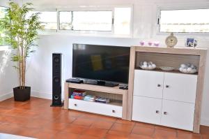 centrum rozrywki z telewizorem z płaskim ekranem i głośnikiem w obiekcie Ferienwohnung CENTRAL - COSTA CALMA - WiFi - Innenstadt w mieście Costa Calma