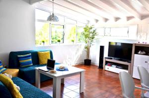 salon z kanapą i stołem w obiekcie Ferienwohnung CENTRAL - COSTA CALMA - WiFi - Innenstadt w mieście Costa Calma