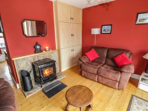 sala de estar con sofá y chimenea en Errisbeg, en Clifden
