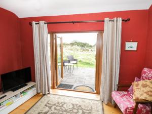 un soggiorno con porta scorrevole che si apre su un patio di Errisbeg a Clifden