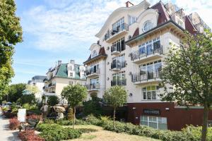 a large white building with a lot of windows at Prince Apartment by Baltic Home in Świnoujście