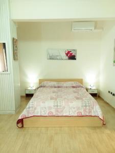 um quarto com uma cama e duas mesas de cabeceira em Badia em Aversa