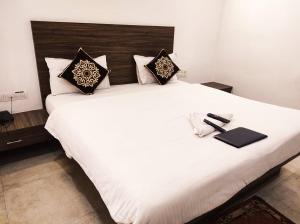 Postel nebo postele na pokoji v ubytování Hotel Manasi INN