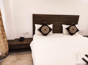 Postel nebo postele na pokoji v ubytování Hotel Manasi INN
