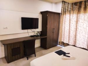 TV a/nebo společenská místnost v ubytování Hotel Manasi INN