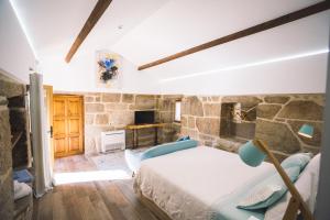 Tempat tidur dalam kamar di Casas da Fraga 2020