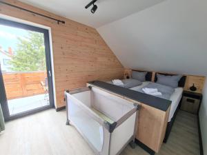 1 dormitorio con cama y ventana grande en BergButzen, en Braunlage