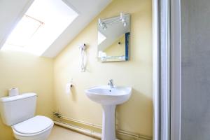Koupelna v ubytování Montdidier Hôtel