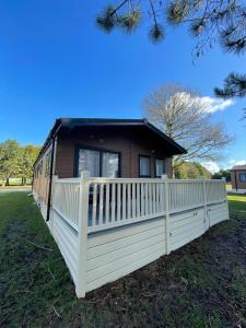 Oakwood Lodge with Hot Tub