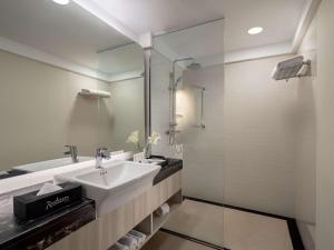 Koupelna v ubytování AIHO Hotel Medan