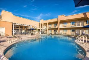 uma piscina em frente a um hotel em Clarion Suites St George - Convention Center Area em St. George