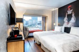 Cama o camas de una habitación en Radisson RED Hotel, Vienna