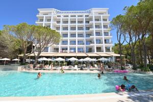 Bazén v ubytování Fllad Resort & SPA Durres nebo v jeho okolí