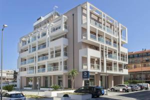 グロッタンマーレにあるDimora Di Mareの駐車場付き白いアパートメントビル