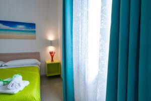 een kamer met een bed en een raam met gordijnen bij SunSea Bed And Breakfast in Agropoli