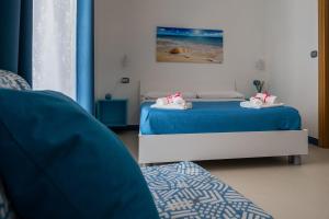 een slaapkamer met 2 bedden en een bank bij SunSea Bed And Breakfast in Agropoli