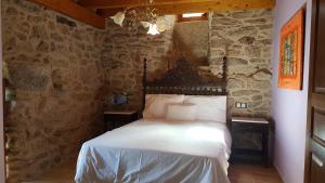 A bed or beds in a room at O POMAR VELLO