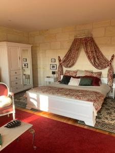 En eller flere senge i et værelse på Chambre Merlot, piscine et spa, proche St Emilion