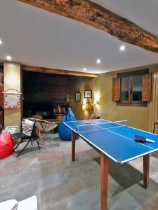 - un salon avec une table de ping-pong dans l'établissement CASA RURAL, con Jacuzzi, Chimenea, BBQ, Bar y mucho mas, à Almazán