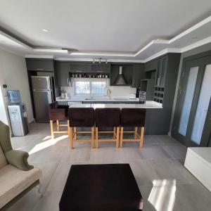 a kitchen and living room with a table and chairs at BEGONVİL VİLLA in Belek