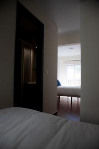 ein Schlafzimmer mit einem Bett und einem Sofa in einem Zimmer in der Unterkunft Noches en Triana in Sevilla