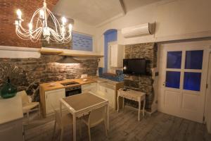 cocina con mesa y lámpara de araña en una habitación en Rifugio dei Pescatori, en Riomaggiore
