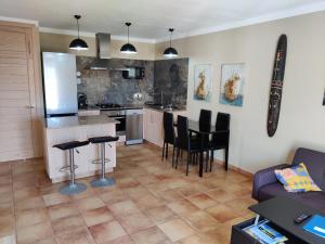 een keuken en een woonkamer met een tafel en stoelen bij Casa Pepe in Ciutadella