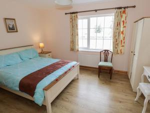 Postel nebo postele na pokoji v ubytování Lough Mask Road Fishing Lodge