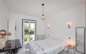 ベクサにあるAwesome Home In Baixasのベッドと机と鏡のある寝室 +28枚の写真