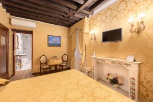 1 dormitorio con 1 cama y chimenea en Residenza La Loggia, en Venecia