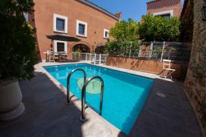 a swimming pool in front of a building at Casa Rural La Pajarona in Siruela