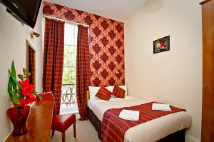 倫敦的住宿－利豪斯酒店，酒店客房设有两张床和窗户。