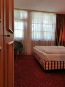 um quarto de hotel com uma cama e uma janela em Landhotel Ölmühle em Mömbris