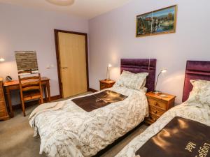 Кровать или кровати в номере Holly Lodge