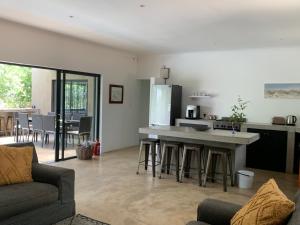 cocina y sala de estar con mesa y sillas en Kruger Willows, en Marloth Park