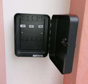 ein schwarzes Handy ist an einer Wand befestigt in der Unterkunft Gästehaus Ruinenblick in Spitz