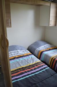 1 dormitorio con 2 camas individuales en una habitación en Chalet -Glory-, en Casteljaloux