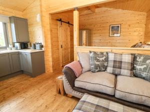 - un salon avec un canapé dans une cabine dans l'établissement Otters Holt, à Darlington