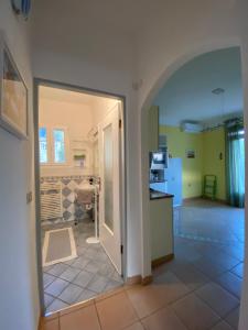 pasillo que conduce a una cocina y una sala de estar en CASA MIMOSA: relax, vista mare, parcheggio gratis, en San Remo