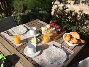 a picnic table with food and drinks on it at La Rôse in Saint-Gervasy