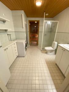 La salle de bains est pourvue d'une baignoire, de toilettes et d'un lavabo. dans l'établissement Sea, Sauna and City Center, à Helsinki