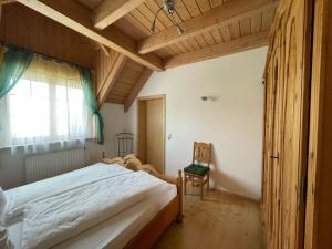 Ένα ή περισσότερα κρεβάτια σε δωμάτιο στο Ferienwohnungen Am Kirchberg Kapplblick