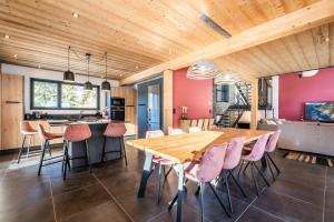 cocina y comedor con mesa de madera y sillas en Chalet Azobe Morzine - by EMERALD STAY, en Montriond