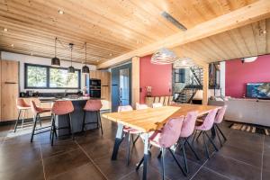Χώρος καθιστικού στο Chalet Azobe Morzine - by EMERALD STAY