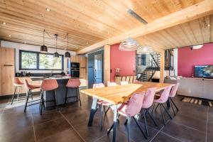eine Küche und ein Esszimmer mit einem Holztisch und Stühlen in der Unterkunft Chalet Azobe Morzine - by EMERALD STAY in Montriond