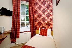 Postel nebo postele na pokoji v ubytování Leigh House Hotel + 10 fotografií