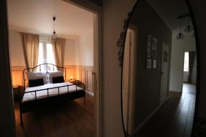 una camera con letto, finestra e specchio di Amfiteatr Stare Miasto a Olsztyn