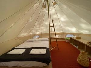 Postel nebo postele na pokoji v ubytování River Tribe Glamping