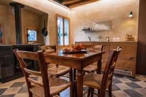 Il Molino في أسولو: مطبخ مع طاولة وكراسي خشبية